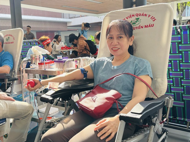 'Chưa c&oacute; cuốc', t&agrave;i xế xe c&ocirc;ng nghệ tranh thủ hiến m&aacute;u cứu người- Ảnh 4.