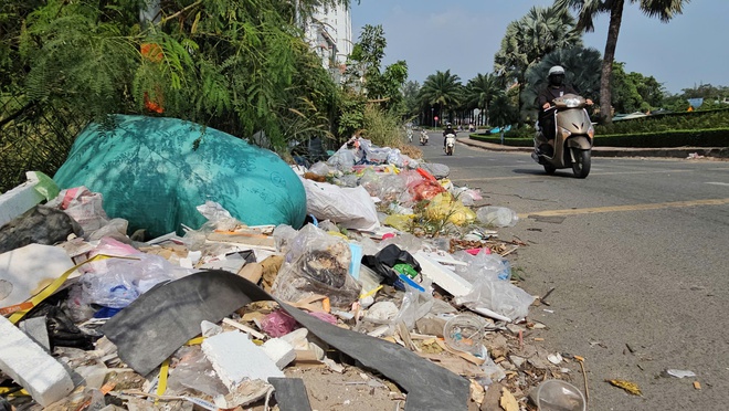 R&aacute;c thải bủa v&acirc;y cầu &Ocirc;ng B&eacute;: D&acirc;n bức x&uacute;c, ch&iacute;nh quyền sẽ 'phạt nguội' qua camera - Ảnh 5.