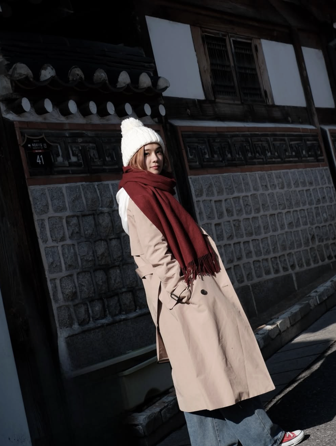 Khăn choàng cổ đơn giản nhưng đủ sức nâng tầm phong cách- Ảnh 1.