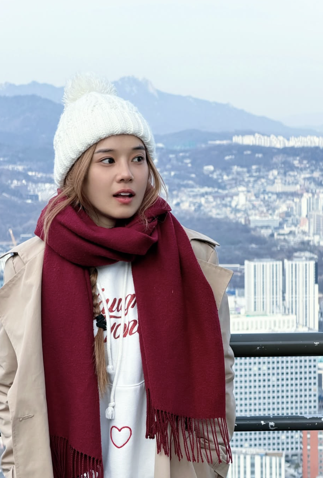 Khăn choàng cổ đơn giản nhưng đủ sức nâng tầm phong cách- Ảnh 2.