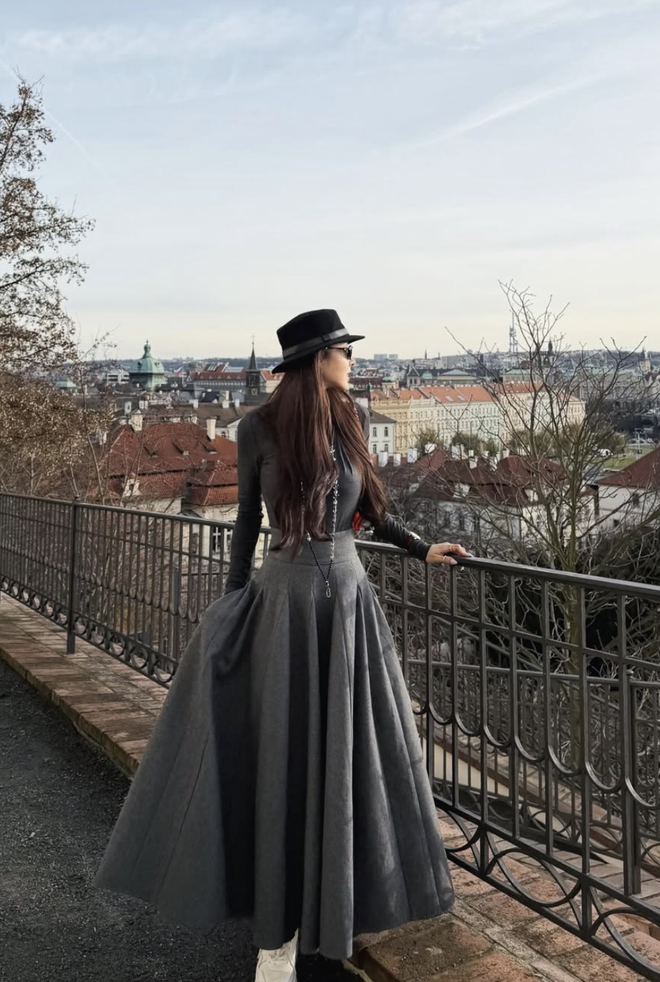 Chân váy midi nhẹ nhàng nhưng đủ tạo dấu ấn thời trang riêng- Ảnh 2.