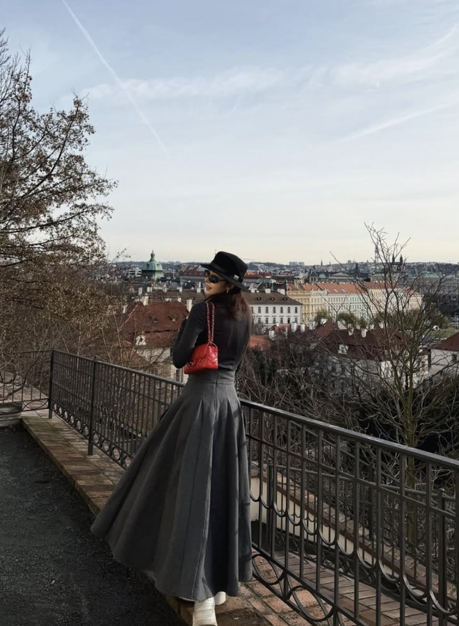 Chân váy midi nhẹ nhàng nhưng đủ tạo dấu ấn thời trang riêng- Ảnh 3.