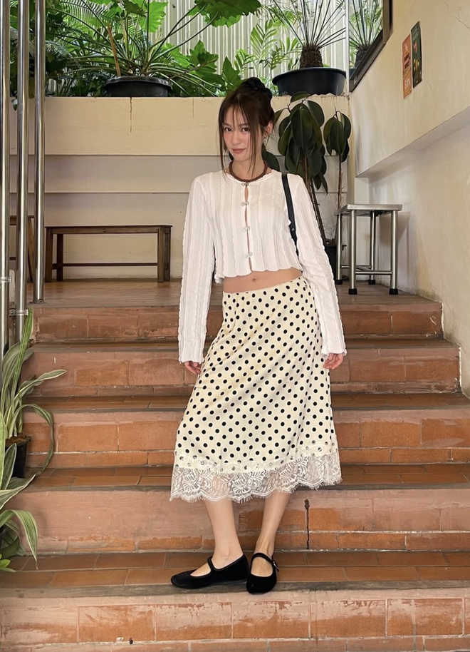 Chân váy midi nhẹ nhàng nhưng đủ tạo dấu ấn thời trang riêng- Ảnh 6.