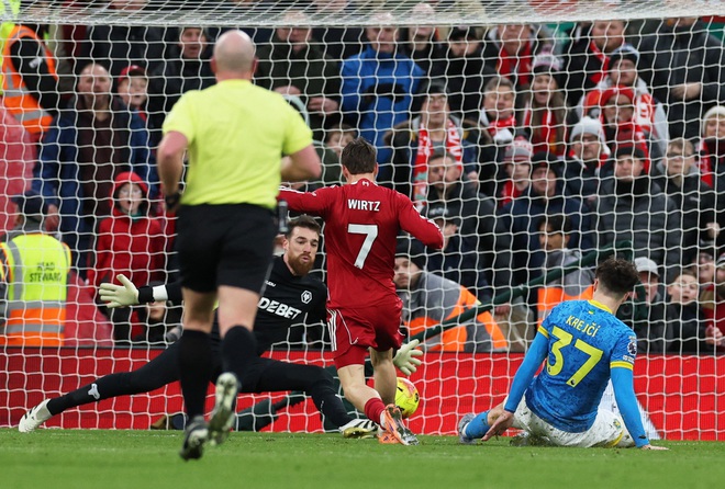 &lsquo;Bom tấn&rsquo; Florian Wirtz l&agrave;m điều đặc biệt, Liverpool đ&aacute;nh bại Wolves: Vẫn kh&oacute; đuổi kịp Arsenal- Ảnh 2.
