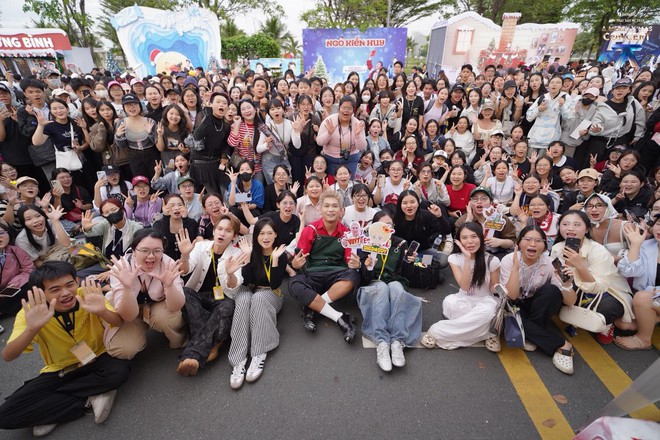 Độ chịu chi của fan trước concert 'Anh trai say hi' và buổi tổng duyệt 'bất ổn'- Ảnh 4. Độ chịu chi của fan trước concert 'Anh trai say hi' và buổi tổng duyệt 'bất ổn'- Ảnh 4.