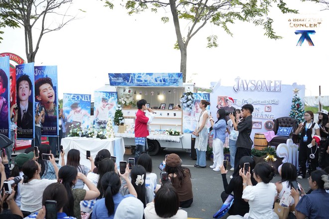 Độ chịu chi của fan trước concert 'Anh trai say hi' và buổi tổng duyệt 'bất ổn'- Ảnh 2. Độ chịu chi của fan trước concert 'Anh trai say hi' và buổi tổng duyệt 'bất ổn'- Ảnh 2.