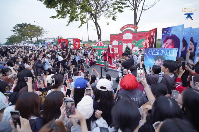 Độ chịu chi của fan trước concert 'Anh trai say hi' và buổi tổng duyệt 'bất ổn'- Ảnh 1. Độ chịu chi của fan trước concert 'Anh trai say hi' và buổi tổng duyệt 'bất ổn'- Ảnh 1.