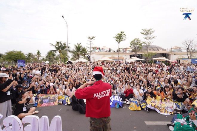 Độ chịu chi của fan trước concert 'Anh trai say hi' và buổi tổng duyệt 'bất ổn'- Ảnh 5. Độ chịu chi của fan trước concert 'Anh trai say hi' và buổi tổng duyệt 'bất ổn'- Ảnh 5.