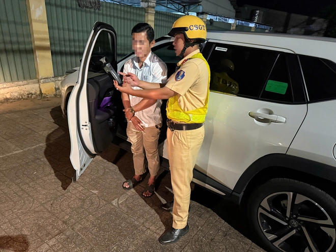 CSGT Đồng Nai ph&aacute;t hiện t&agrave;i xế nồng độ cồn gấp đ&ocirc;i mức kịch khung- Ảnh 3.