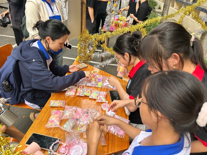 G&oacute;c sống vội: Trường cho sinh vi&ecirc;n g&oacute;i b&aacute;nh t&eacute;t đ&oacute;n tết từ th&aacute;ng 12 để bớt&hellip; c&ocirc; đơn- Ảnh 4.