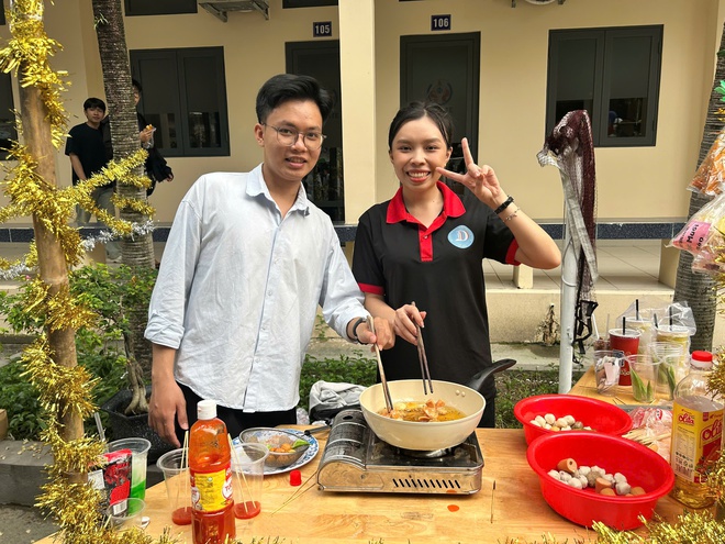 G&oacute;c sống vội: Trường cho sinh vi&ecirc;n g&oacute;i b&aacute;nh t&eacute;t đ&oacute;n tết từ th&aacute;ng 12 để bớt&hellip; c&ocirc; đơn- Ảnh 6.