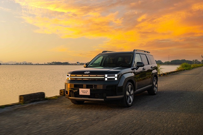 Hyundai Santa Fe tại Việt Nam c&oacute; th&ecirc;m bản hybrid, gi&aacute; 1,369 tỉ đồng- Ảnh 1.