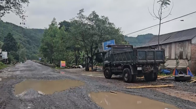 Hạ tầng xuống cấp, giao thương qua Cửa khẩu quốc tế La Lay gặp kh&oacute; - Ảnh 1.