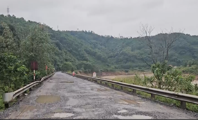 Hạ tầng xuống cấp, giao thương qua Cửa khẩu quốc tế La Lay gặp kh&oacute; - Ảnh 2.