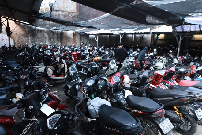 Ngồi tại phố đi bộ Nguyễn Huệ từ đ&ecirc;m h&ocirc;m trước để chờ xem countdown 2026 - Ảnh 2.