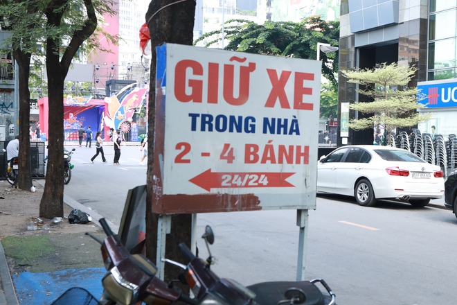 Ngồi tại phố đi bộ Nguyễn Huệ từ đ&ecirc;m h&ocirc;m trước để chờ xem countdown 2026 - Ảnh 1.