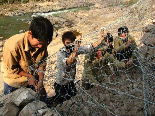 L&agrave;m b&aacute;o nơi miền Trung lũ lụt: H&agrave;nh tr&igrave;nh vượt kh&oacute; v&agrave; sẻ chia với Cuộc sống - Ảnh 3.