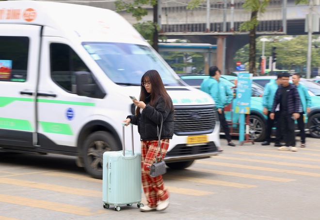 Người đổ về qu&ecirc; nghỉ tết Dương lịch 2026, cửa ng&otilde; H&agrave; Nội &ugrave;n tắc- Ảnh 18.