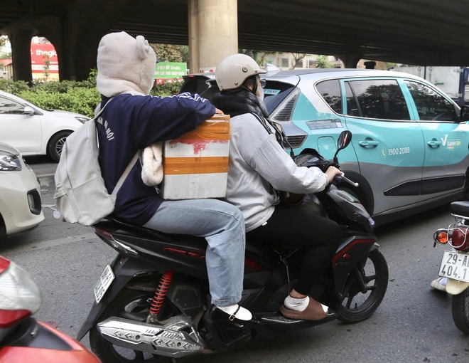 Người đổ về qu&ecirc; nghỉ tết Dương lịch 2026, cửa ng&otilde; H&agrave; Nội &ugrave;n tắc- Ảnh 4.