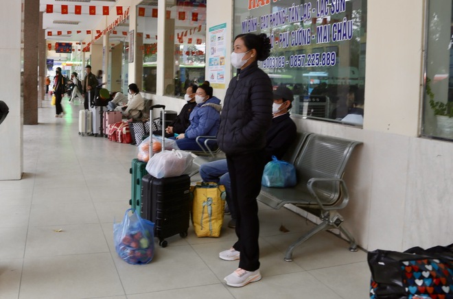 Người đổ về qu&ecirc; nghỉ tết Dương lịch 2026, cửa ng&otilde; H&agrave; Nội &ugrave;n tắc- Ảnh 17.