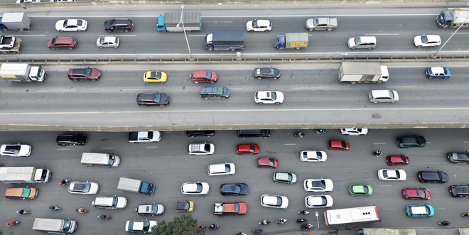 Người đổ về qu&ecirc; nghỉ tết Dương lịch 2026, cửa ng&otilde; H&agrave; Nội &ugrave;n tắc- Ảnh 9.