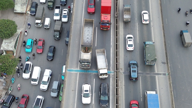 Người đổ về qu&ecirc; nghỉ tết Dương lịch 2026, cửa ng&otilde; H&agrave; Nội &ugrave;n tắc- Ảnh 8.