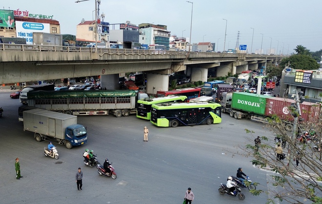 Người đổ về qu&ecirc; nghỉ tết Dương lịch 2026, cửa ng&otilde; H&agrave; Nội &ugrave;n tắc- Ảnh 13.