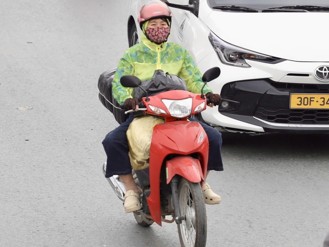 Người đổ về qu&ecirc; nghỉ tết Dương lịch 2026, cửa ng&otilde; H&agrave; Nội &ugrave;n tắc- Ảnh 6.