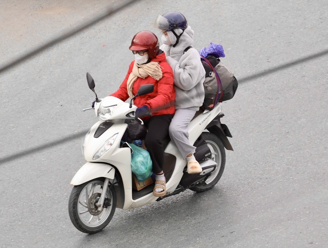 Người đổ về qu&ecirc; nghỉ tết Dương lịch 2026, cửa ng&otilde; H&agrave; Nội &ugrave;n tắc- Ảnh 5.