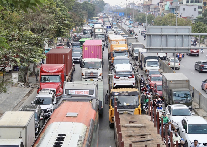 Người đổ về qu&ecirc; nghỉ tết Dương lịch 2026, cửa ng&otilde; H&agrave; Nội &ugrave;n tắc- Ảnh 14.