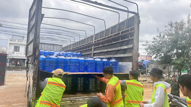 EVNGENCO3 hỗ trợ hơn 7 tỉ đồng cho miền Trung, Tây nguyên sau bão lũ - Ảnh 10.