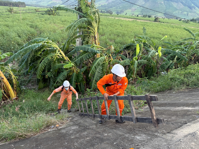 EVNGENCO3 hỗ trợ hơn 7 tỉ đồng cho miền Trung, Tây nguyên sau bão lũ - Ảnh 5.