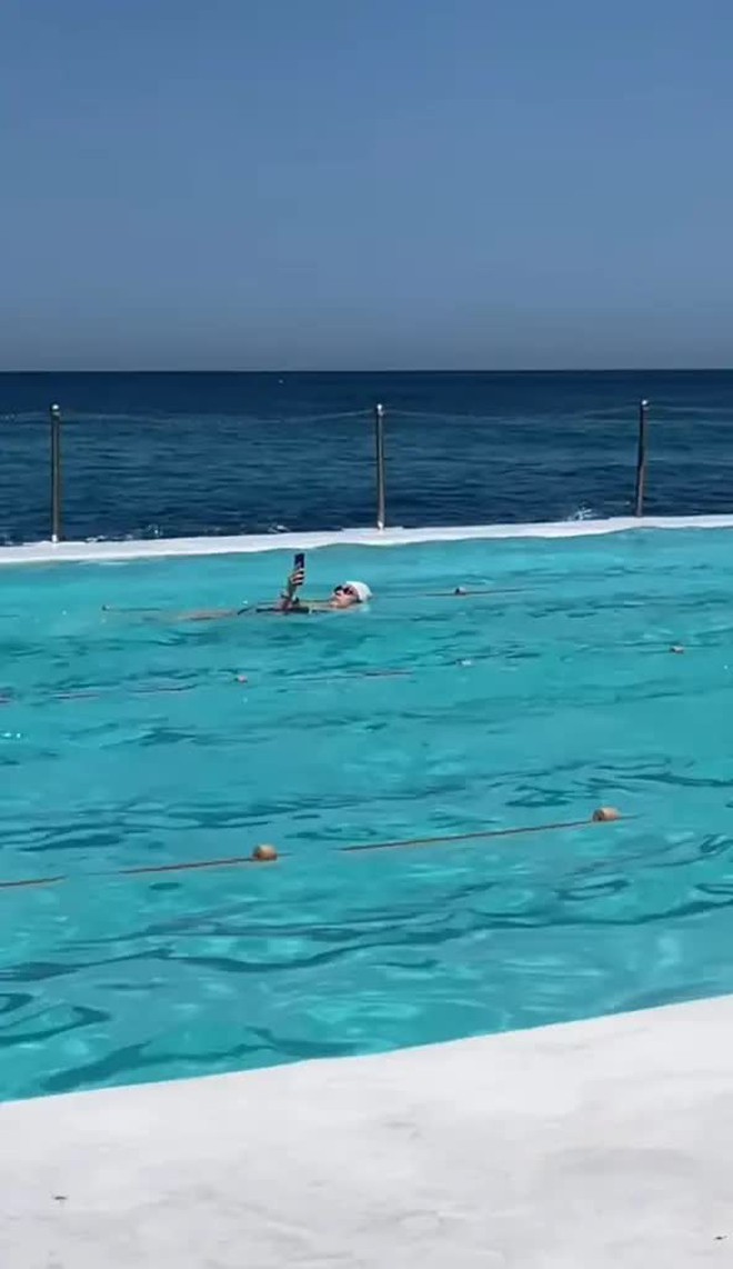 C&ocirc; g&aacute;i vừa bơi vừa lướt điện thoại, mạng x&atilde; hội tranh c&atilde;i dữ dội - Ảnh 1.