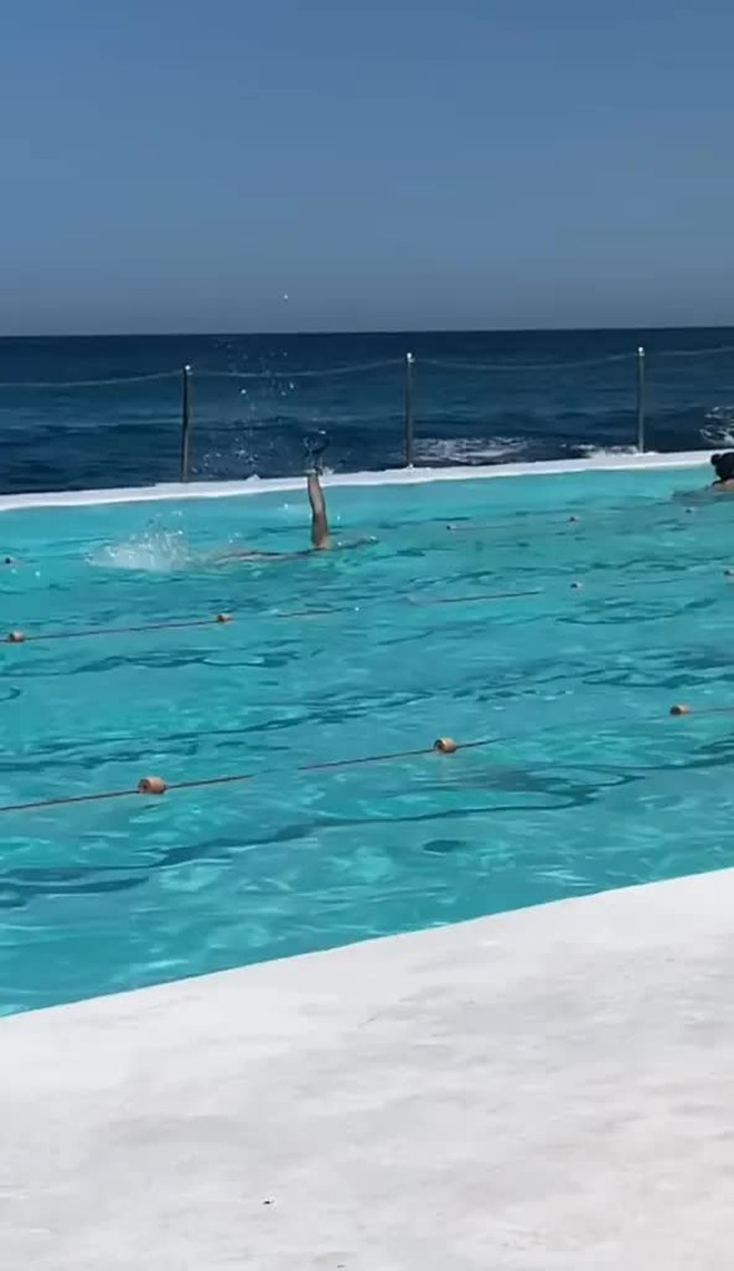 C&ocirc; g&aacute;i vừa bơi vừa lướt điện thoại, mạng x&atilde; hội tranh c&atilde;i dữ dội - Ảnh 2.