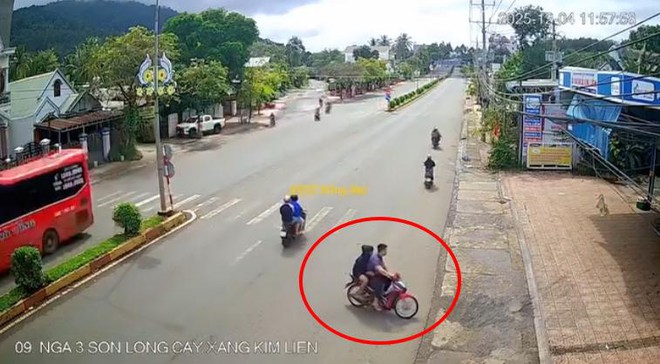 Thanh niên 19 tuổi 'thích thể hiện' bốc đầu xe trên đường…và cái kết - Ảnh 1.