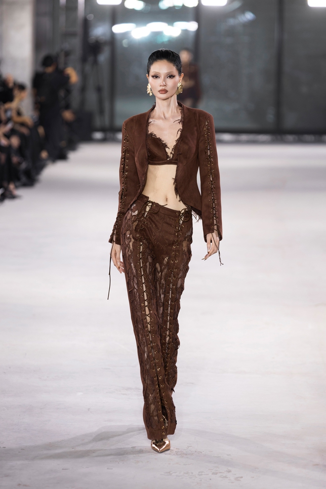 Đón đầu xu hướng thu đông 2025 từ bộ sưu tập 'Emerge'- Ảnh 4. Đón đầu xu hướng thu đông 2025 từ bộ sưu tập 'Emerge'- Ảnh 4.