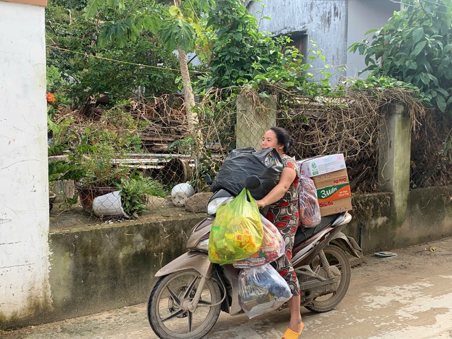 Người Đắk Lắk gom quà cứu trợ gửi vùng lũ lụt Lâm Đồng: 'Lá rách đùm lá tả tơi' - Ảnh 5.