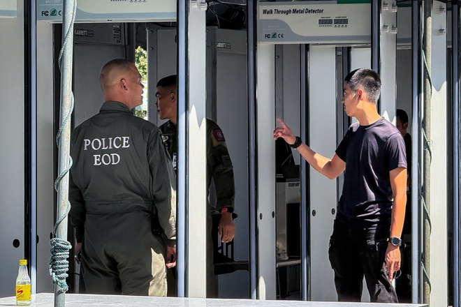 Đặc nhiệm rà phá bom mìn xuất hiện tại sân Rajamangala, SEA Games 33 siết chặt an ninh trước giờ G- Ảnh 5. Đặc nhiệm rà phá bom mìn xuất hiện tại sân Rajamangala, SEA Games 33 siết chặt an ninh trước giờ G- Ảnh 5.