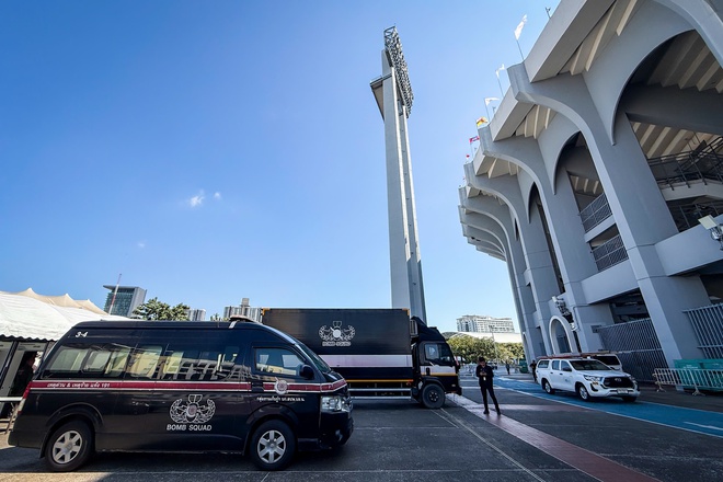 Đặc nhiệm rà phá bom mìn xuất hiện tại sân Rajamangala, SEA Games 33 siết chặt an ninh trước giờ G- Ảnh 4. Đặc nhiệm rà phá bom mìn xuất hiện tại sân Rajamangala, SEA Games 33 siết chặt an ninh trước giờ G- Ảnh 4.