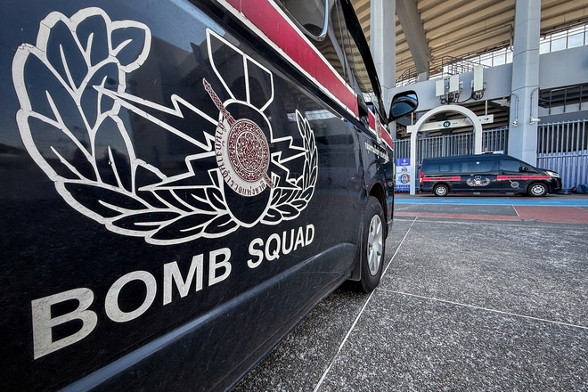 Đặc nhiệm rà phá bom mìn xuất hiện tại sân Rajamangala, SEA Games 33 siết chặt an ninh trước giờ G- Ảnh 2. Đặc nhiệm rà phá bom mìn xuất hiện tại sân Rajamangala, SEA Games 33 siết chặt an ninh trước giờ G- Ảnh 2.