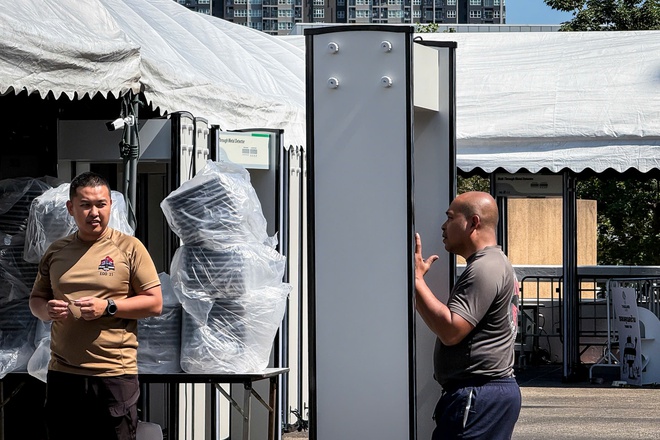 Đặc nhiệm rà phá bom mìn xuất hiện tại sân Rajamangala, SEA Games 33 siết chặt an ninh trước giờ G- Ảnh 6. Đặc nhiệm rà phá bom mìn xuất hiện tại sân Rajamangala, SEA Games 33 siết chặt an ninh trước giờ G- Ảnh 6.