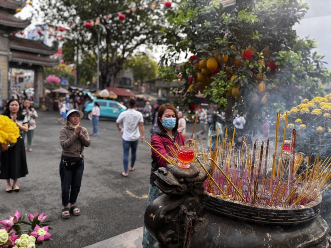 Rằm tháng giêng: Người dân TP.HCM đi chùa, phóng sinh cầu an từ sáng sớm- Ảnh 11.