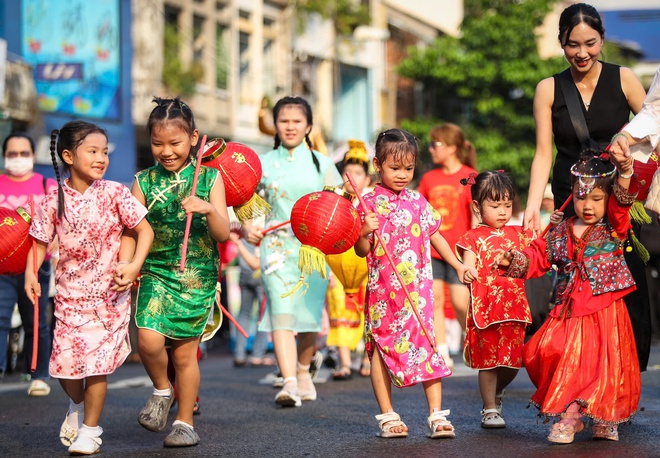 Hàng ngàn người tập trung ở Chợ Lớn xem lễ diễu hành Tết Nguyên tiêu- Ảnh 6.