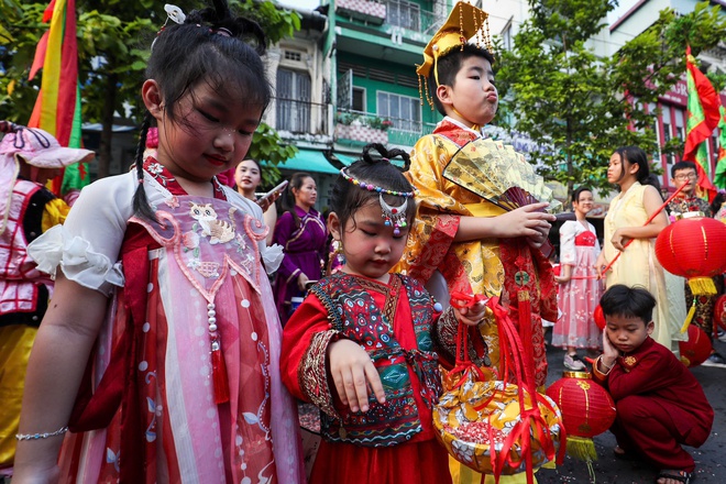 Hàng ngàn người tập trung ở Chợ Lớn xem lễ diễu hành Tết Nguyên tiêu- Ảnh 5.