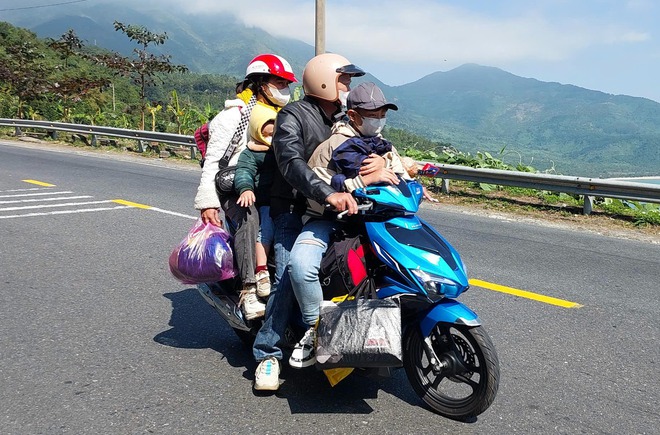 Đỉnh đèo Hải Vân ùn tắc khi dòng người ùn ùn trở lại Đà Nẵng- Ảnh 4.