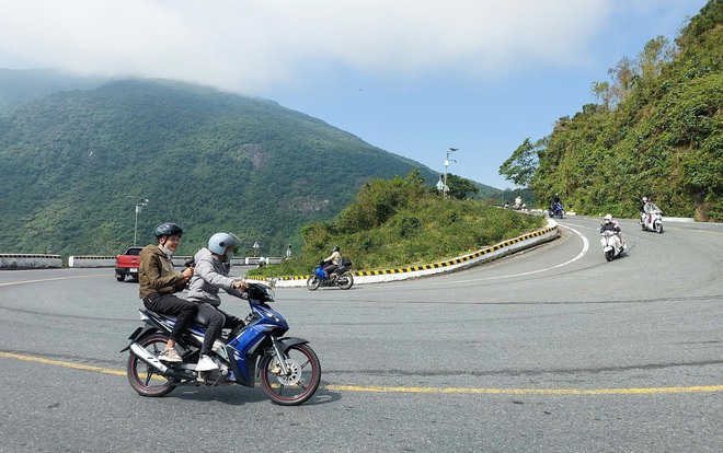 Đỉnh đèo Hải Vân ùn tắc khi dòng người ùn ùn trở lại Đà Nẵng- Ảnh 6.