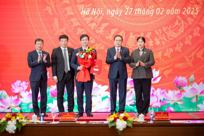 Chủ tịch Quốc hội: Nghiên cứu sửa đổi pháp luật để bỏ cấp huyện, sáp nhập tỉnh - Ảnh 5.