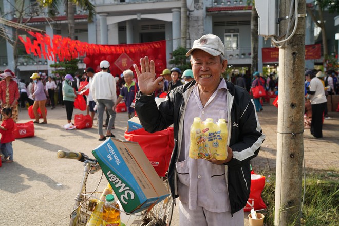 Chợ tết 0 đồng và triệu nụ cười hạnh phúc- Ảnh 2.