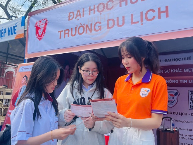 Học sinh phấn khởi chọn nghề, nhận quà 'siêu cute' ở gian hàng tư vấn mùa thi - Ảnh 17.