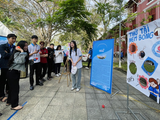 Học sinh phấn khởi chọn nghề, nhận quà 'siêu cute' ở gian hàng tư vấn mùa thi - Ảnh 18.